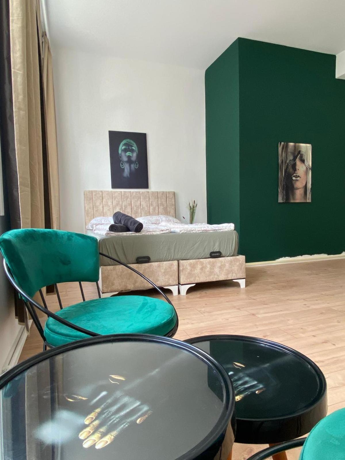 8 Fully Equipped Shared W Terrace Margareten Apartment