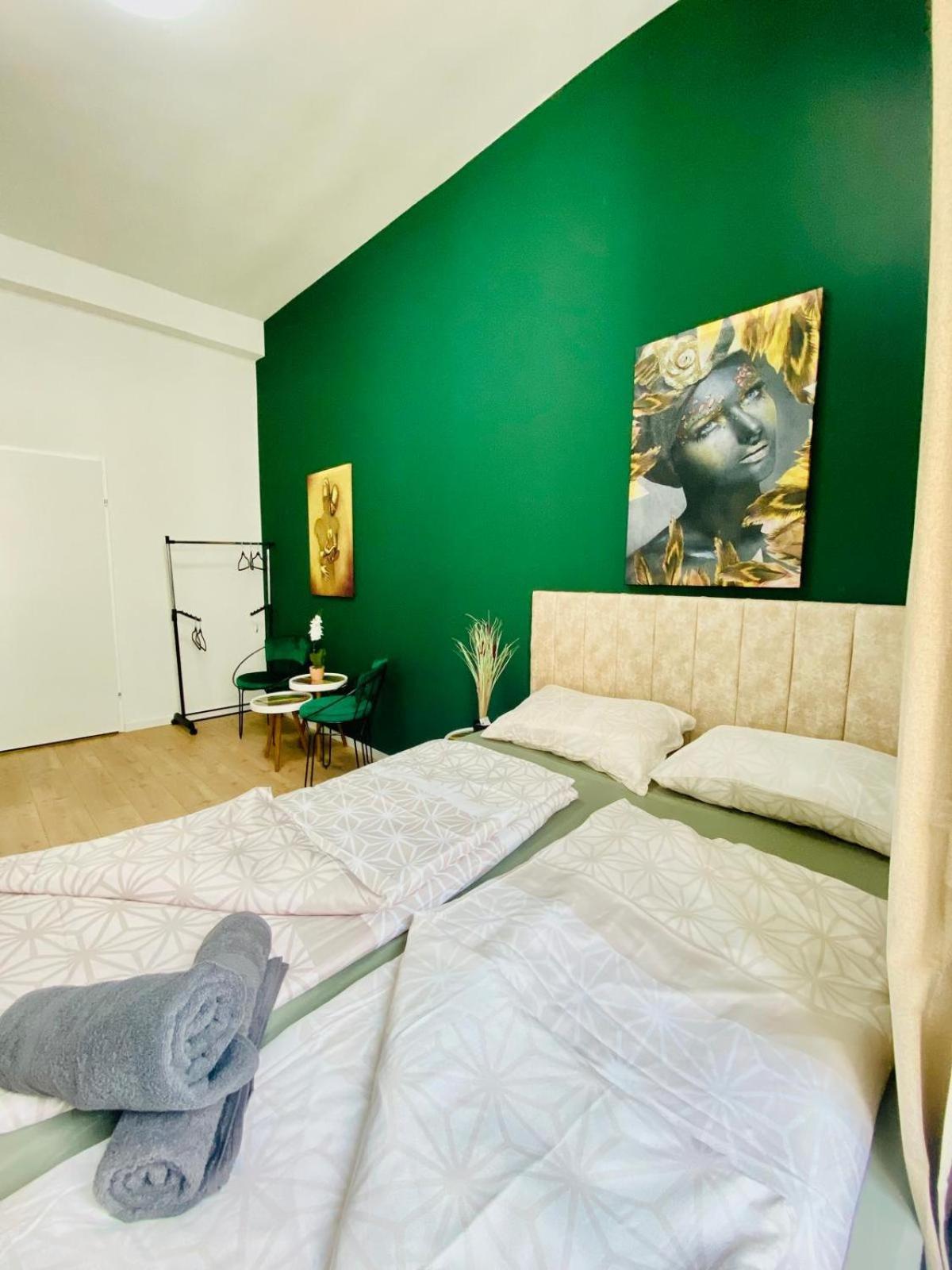 8 Fully Equipped Shared W Terrace Margareten Apartment