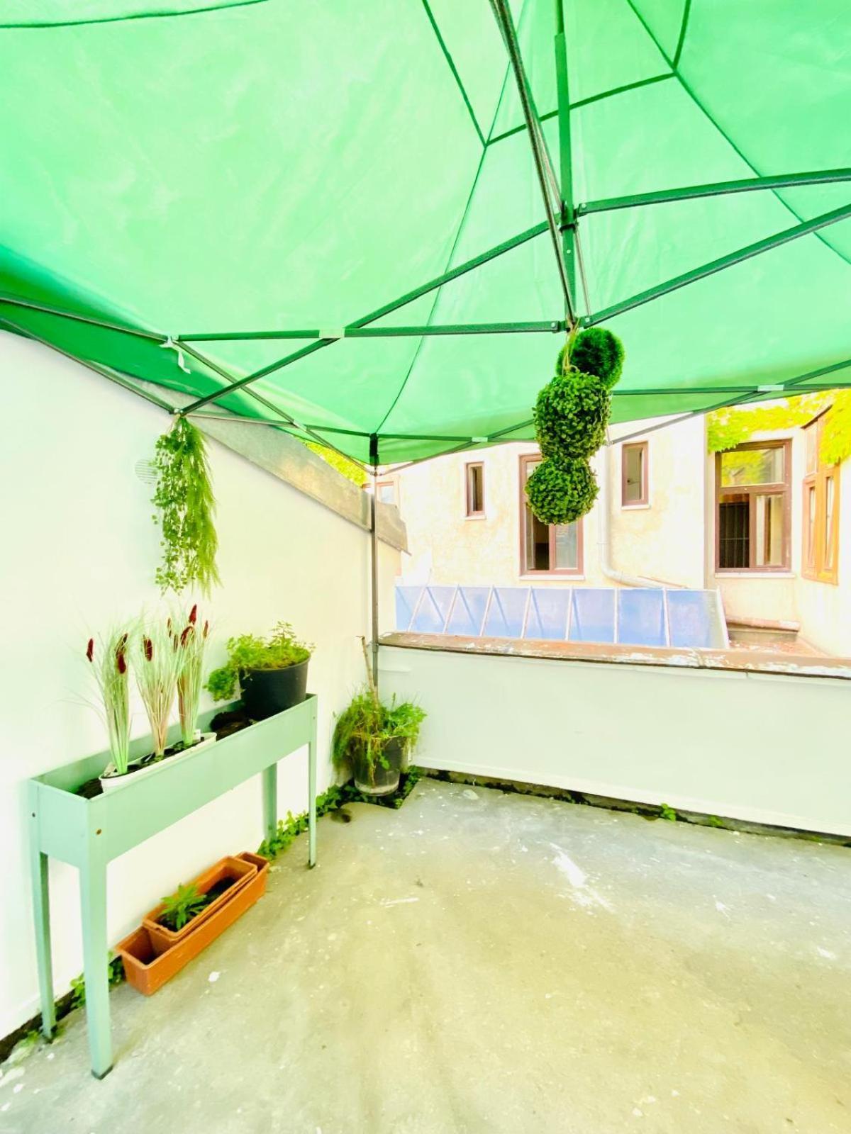 8 Fully Equipped Shared W Terrace Margareten Apartment